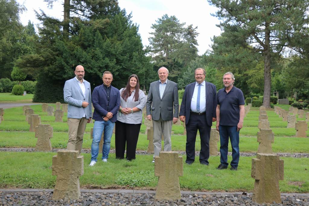 (v.l.) Dr. Ansgar Kortenjann, Leiter der Volkshochschule Recklinghausen, Roland Wrobel, Betriebsleiter der Kommunalen Servicebetriebe Recklinghausen (KSR), Sandra Pawlowski, Abteilungsleiterin Bestattungs- und Friedhofswesen bei den KSR, Georg Möllers, Vorsitzender des Vereins für Orts- und Heimatkunde, Sozialdezernent Dr. Sebastian Sanders und Jürgen Pohl, 2. Vorsitzender des Vereins für Orts- und Heimatkunde. Foto: Stadt RE