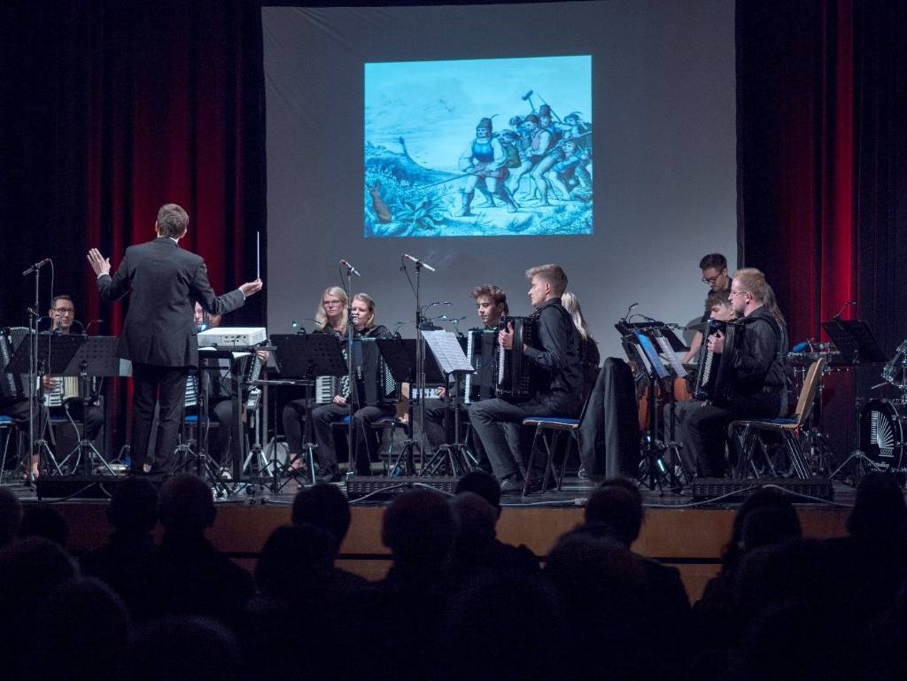 Akkordeonspieler auf der Bühne