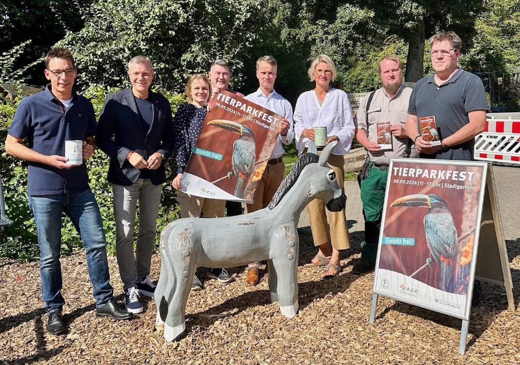 Sie stellten bei einem Pressetermin vor Ort das Programm f&uuml;r das diesj&auml;hrige Tierparkfest vor: Christian St&ouml;ckl, Christoph Tesche, Jessica Dehms, Stefan Klinger, Miriam Lingk, Michael K&uuml;ck und J&ouml;rg Peitzberg (v.l.). Foto: Stadt RE