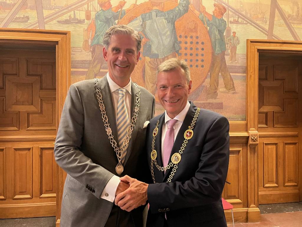 Recklinghausens Bürgermeister Christoph Tesche (r.) dankte seinem scheidenden Dordrechter Amtskollegen Wouter Kolff für die Zusammenarbeit in den vergangenen sieben Jahren. Foto: Stadt RE