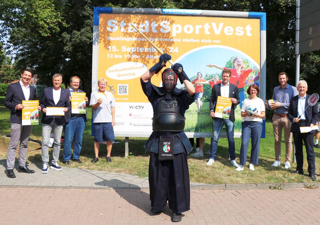 Florian Füntmann (vorne) vom Kendoverein Le Chevalier freut sich schon genauso auf das diesjährige StadtSportVest am Sonntag, 15. September, wie Bürgermeister Christoph Tesche (2.v.l.) und Daniel Gohrke (4.v.r./StadtSportVerband), die gemeinsam mit (v.l.) Gerrit Beckmann (Palais Vest), Sportdezernent Dr. Sebastian Sanders, Wolfgang Fimpeler (SSV), Nicole Schultza (Viactiv), Markus Droste (Westenergie) und Guido Twachtmann (Sparkasse Vest RE) das Programm vorstellten. Foto: Stadt RE 