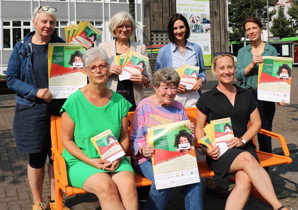: (v.l.) Maria Bongers (Sozialdienst katholischer Frauen), Petra Giesler (Regionalagentur Emscher-Lippe), Gabriele Bültmann (Bildungszentrum des Handels), Gabriele Leinert (Ratskommission), Sarah Göckener (Bildungszentrum des Handels), Stefanie von Scherenberg (Bundesagentur für Arbeit) und die städtische Gleichstellungsbeauftragte Ilona Kalnik-Franke. Foto: Stadt Recklinghausen
