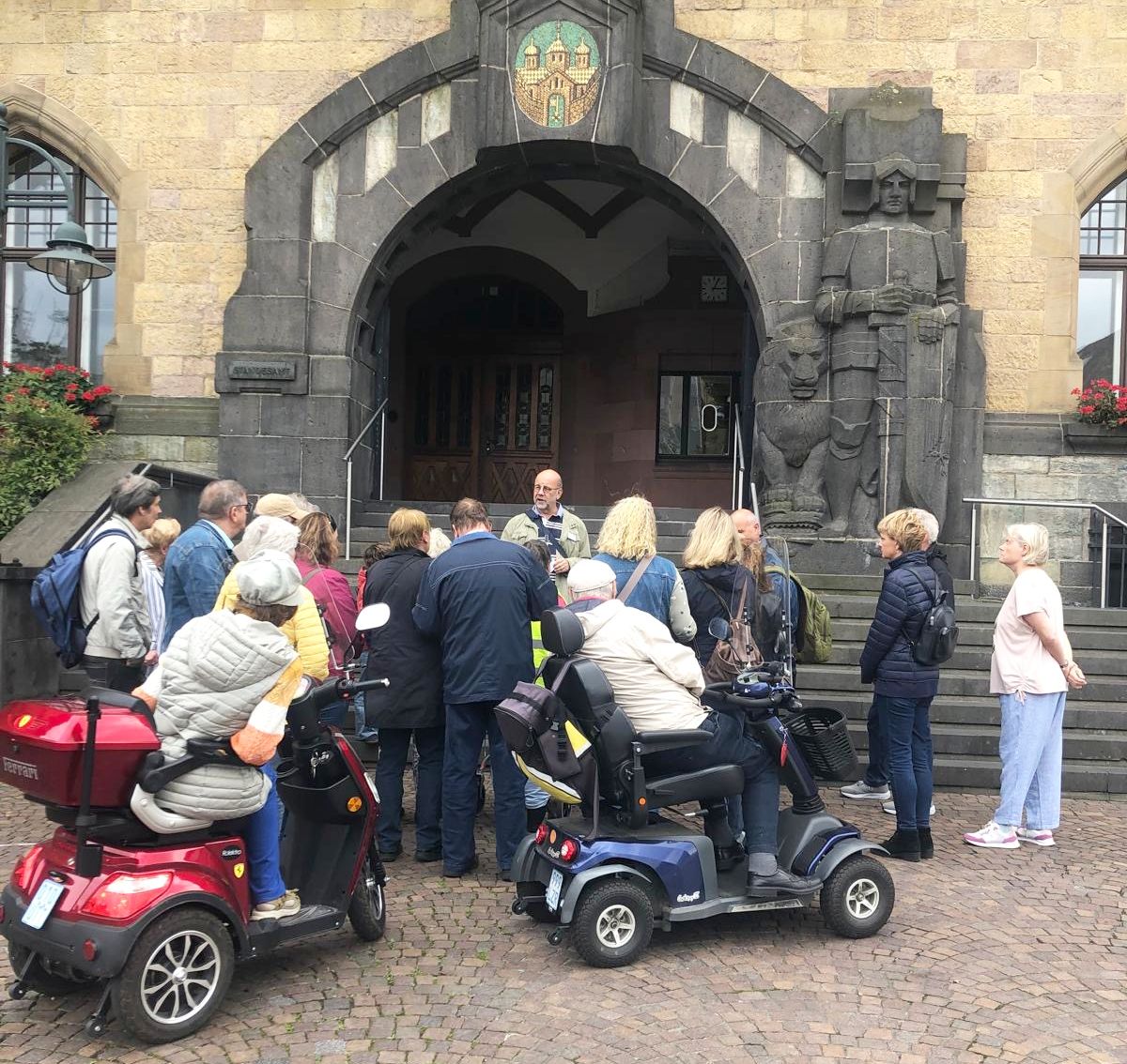 Halt am schönsten Rathaus in NRW: Der Rundgang durch die Altstadt mit Stadtführer Heinz Waschhof war auf die Belange der Teilnehmenden abgestimmt. Foto: Stadt RE