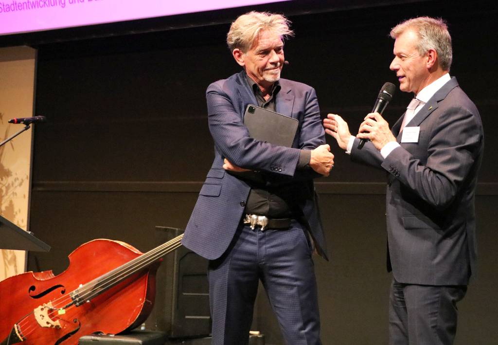 Bürgermeister Christoph Tesche begrüßte den bekannten Journalisten Hajo Schumacher, der beim Wirtschaftsempfang einen Vortrag hielt. Foto: Stadt RE