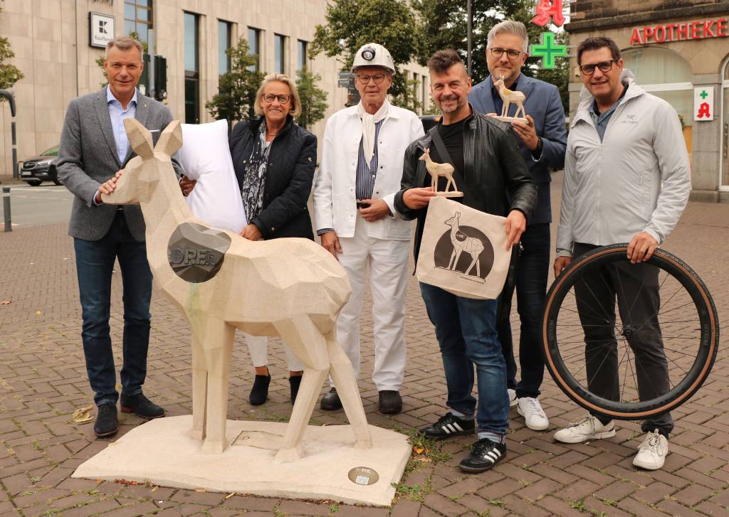 B&uuml;rgermeister Christoph Tesche stellte zusammen mit (v.l.) Susanna Goesmann (Parkhotel Engelsburg), Reinhard Schweichel (Trainingsbergwerk Recklinghausen e.V.), Tom Nassal (Agentur Crosscreative), Hendrik E&szlig;ers, (Fachbereichsleiter Wirtschaftsf&ouml;rderung, Standortmanagement, Stadtmarketing) und Klaus Birkendorf (Edelhelfer), die neue WebApp und das Gewinnspiel zum REh vor. Foto: Stadt RE