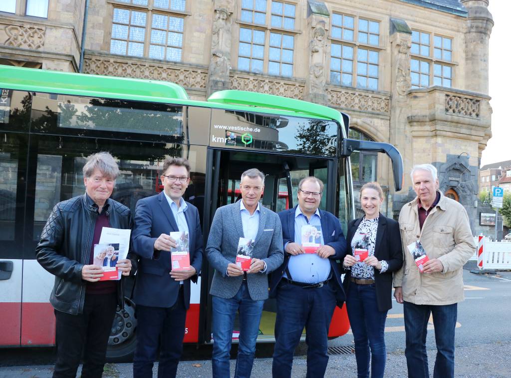 (v.l.): Norbert Jandt (Seniorenbeirat), Martin Schmidt (Geschäftsführer der Vestischen), Christoph Tesche (Bürgermeister), Dr. Sebastian Sanders (Beigeordneter), Miriam Fröhlich (Leiterin der Stabsstelle Demografie, Statistik, Sozialplanung sowie Belange von Senior*innen und Menschen mit Behinderung) und Jürgen Herrmann (Seniorenbeirat). Foto: Stadt RE 