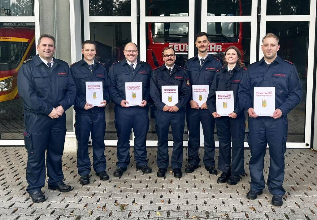 Der Fachbereichsleiter Feuerwehr Thorsten Schild (l.) mit den sechs neuen Recklinghäuser Brandmeister*innen. Foto: Stadt RE