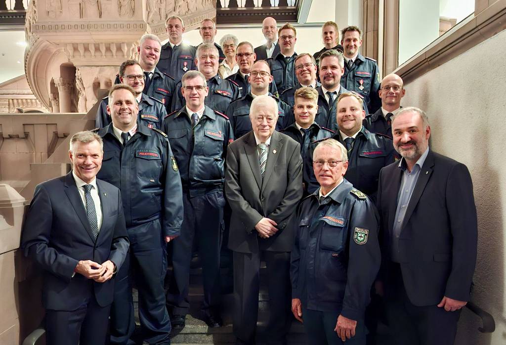 Bürgermeister Christoph Tesche (vorne l.) ehrte gemeinsam mit dem stellvertretenden Landrat Dr. Marco Zerwas (vorn r.) und der Feuerwehrleitung 23 Kamerad*innen für ihre langjährige Tätigkeit bei der Feuerwehr Recklinghausen. Foto: Stadt RE