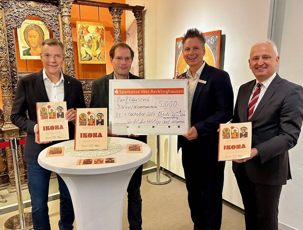 Im Ikonenmuseum überreichten Guido Twachtmann und Dirk van Buer den Spendenscheck an Dr. Lutz Rickelt und Christoph Tesche (v.r.). Foto: Stadt RE