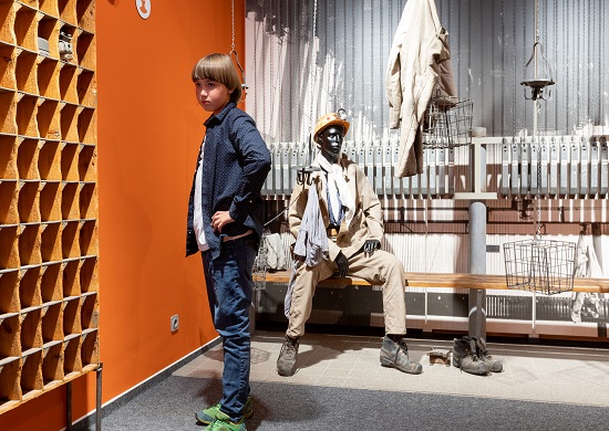 Kind in Bergbauabteilung
