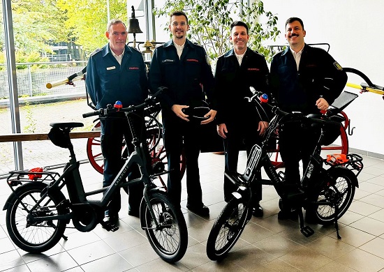 Feuerwehrmänner mit E-Bikes