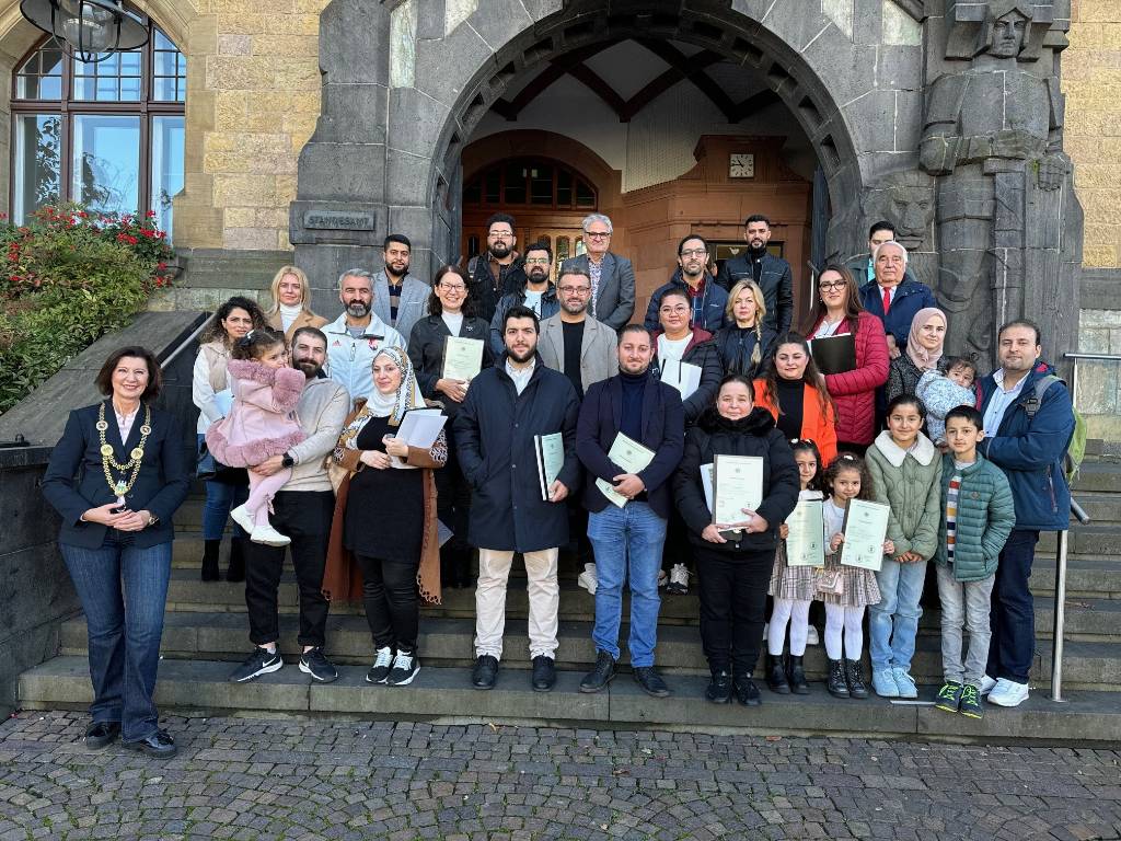 Gruppenfoto vor dem Rathaus