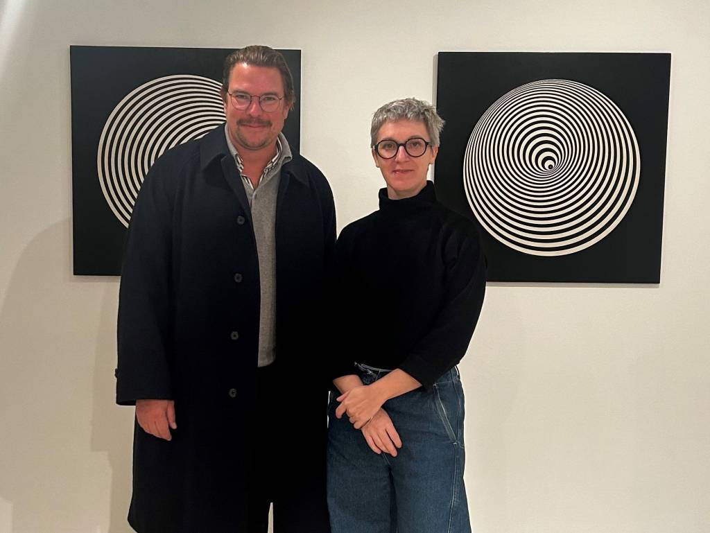 Mit der Kuratorin Marianna Gelussi besuchte Dr. Nico Anklam die Ausstellung in Venedig und freute sich, dass auch die beiden Werke von Marina Apollonio aus der Sammlung der Kunsthalle dort ihren Platz gefunden haben. Foto: Stadt RE