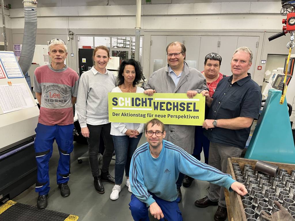 Am „Schichtwechsel“ nahmen Sozialdezernent Dr. Sebastian Sanders (3.v.r.), Miriam Fröhlich (2.v.l.), die Leiterin der Stabsstelle Demografie, Statistik, Sozialplanung sowie Belange von Senior*innen und Menschen mit Behinderung, und Barbara Ehnert, die städtische Referentin für Behindertenangelegenheiten, teil. Helmut Feindert (r.), der Abteilungsleiter Metall, gab vonseiten der Diakonie eine Einführung in die Werkstätten. Foto: Stadt RE