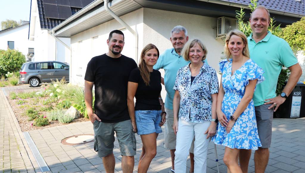 Sie alle haben das städtische Förderprogramm „Schotter gegen Schotter“ genutzt, um ihre Vorgärten naturnaher zu gestalten: (v.l.) Christian Albers, Juanita Albers, Michael Albers, Christa Albers, Alexandra Anders und Matthias Anders. Foto: Stadt RE 
