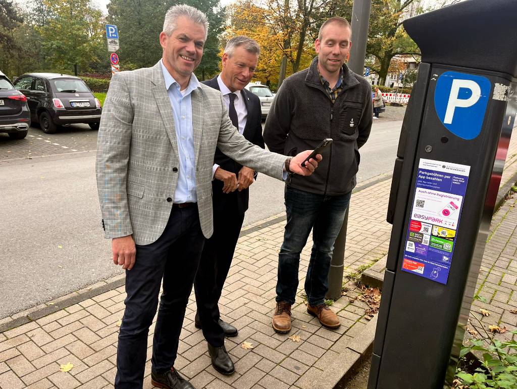 Stellten die neuen Apps vor: (v.l.n.r.) Beigeordneter Axel Fritz, Bürgermeister Christoph Tesche und Sebastian Wurg, Mitarbeiter Verkehrstechnik.