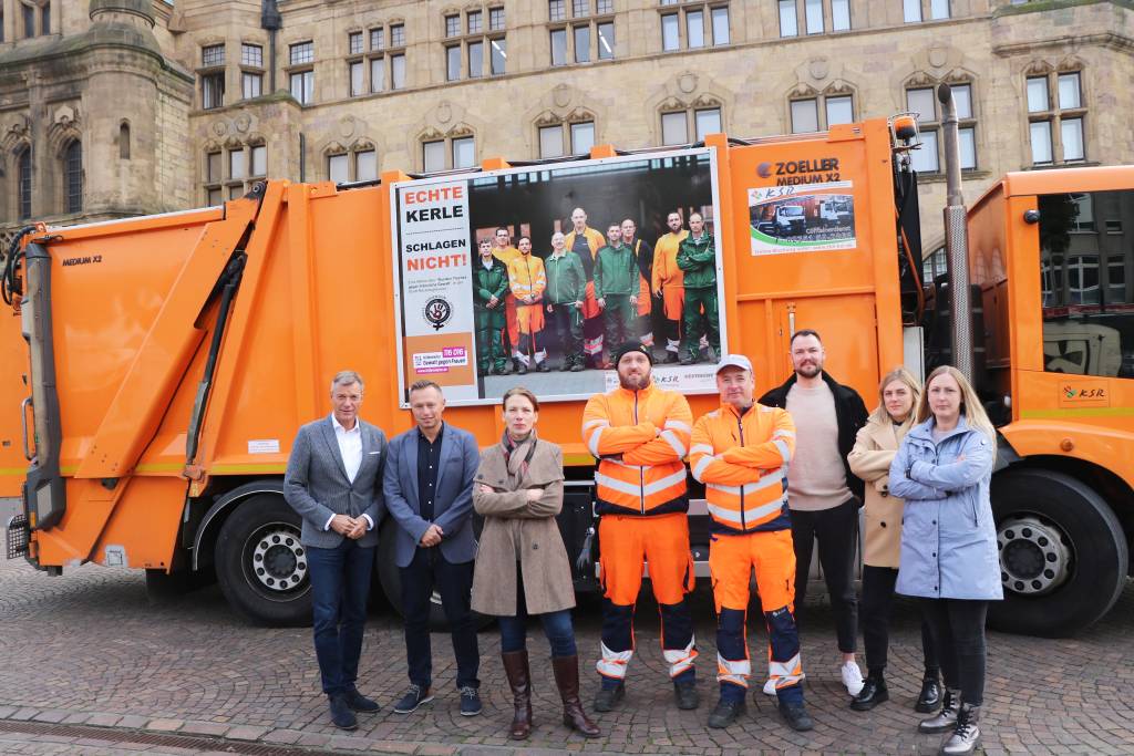Bürgermeister Christoph Tesche (l.) stellte zusammen mit der städtischen Gleichstellungsbeauftragten Ilona Kalnik-Franke (3.v.l.) und Roland Wrobel, dem Betriebsleiter der Kommunalen Servicebetriebe Recklinghausen (KSR), sowie Mitarbeiter*innen der Gleichstellungsstelle und der KSR die Aktion „Echte Kerle schlagen nicht“ vor. Foto: Stadt RE