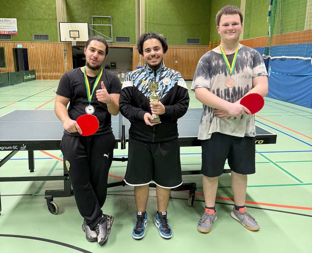 Jasim Jasim (Mitte) gewann das erstmalig ausgetragene Tischtennis-Turnier der Mobilen Jugendarbeit des Fachbereichs Kinder, Jugend und Familie der Stadt Recklinghausen. Den zweiten Platz belegte Abdulazeez Jasim (l.) vor Yannik Möller. Foto: Stadt RE 