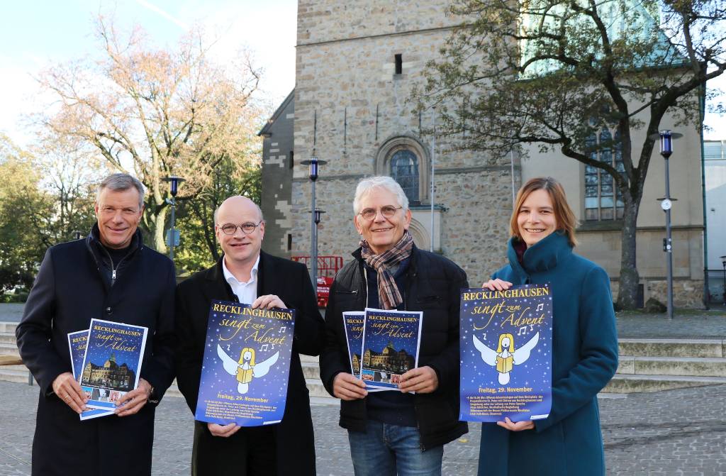 Auf dem Kirchplatz in der Recklingh&auml;user Altstadt findet auch in diesem Jahr das traditionelle Adventssingen statt. B&uuml;rgermeister Christoph Tesche pr&auml;sentierte zusammen mit Reinhard Link (&bdquo;Shamrock&ldquo;), dem musikalischen Leiter Peter Specka und Hannah Antkowiak vom st&auml;dtischen Institut f&uuml;r Kulturarbeit das diesj&auml;hrige Programm (v.l.). Foto: Stadt RE
