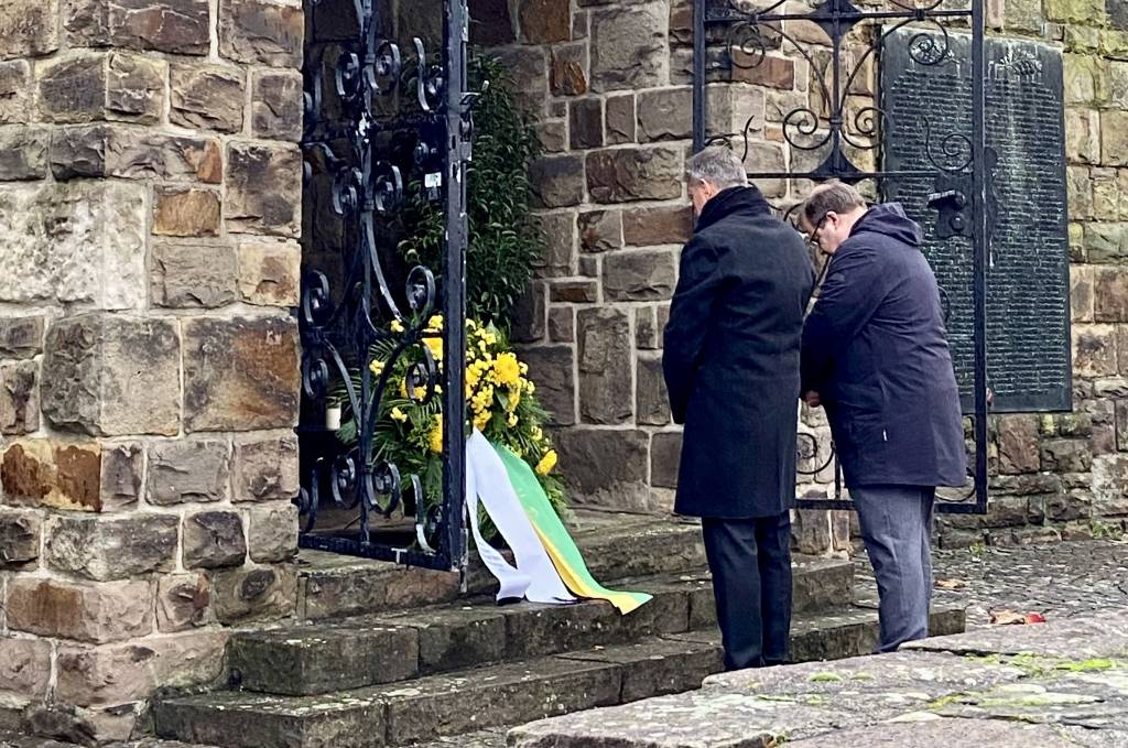 Wie hier im vergangenen Jahr werden B&uuml;rgermeister Christoph Tesche und Sozialdezernent Dr. Sebastian Sanders in seiner Funktion als Ortsverbandsvorsitzender des Volksbunds Deutsche Kriegsgr&auml;berf&uuml;rsorge wieder einen Kranz am Ehrenmal niederlegen. Foto: Stadt RE