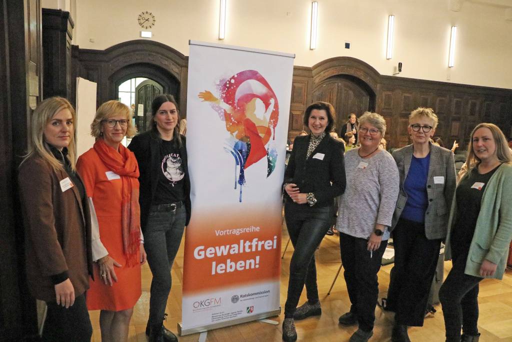 (v.l.) Katharina Hans (städtische Gleichstellungsstelle), Referentin Dr. Birgit Happel, Anna Weber (Frauenberatung Recklinghauesen), Marita Bergmaier (stellvertretende Bürgermeisterin und Vorsitzende der Ratskommission für Gleichstellungs- und Frauenfragen), Manuela Sabozin Oberem (Frauenberatung Recklinghausen), Moderatorin Cornelia Benninghoven und Juliane Stefani (städtische Gleichstellungstelle). Foto: Stadt Recklinghausen 