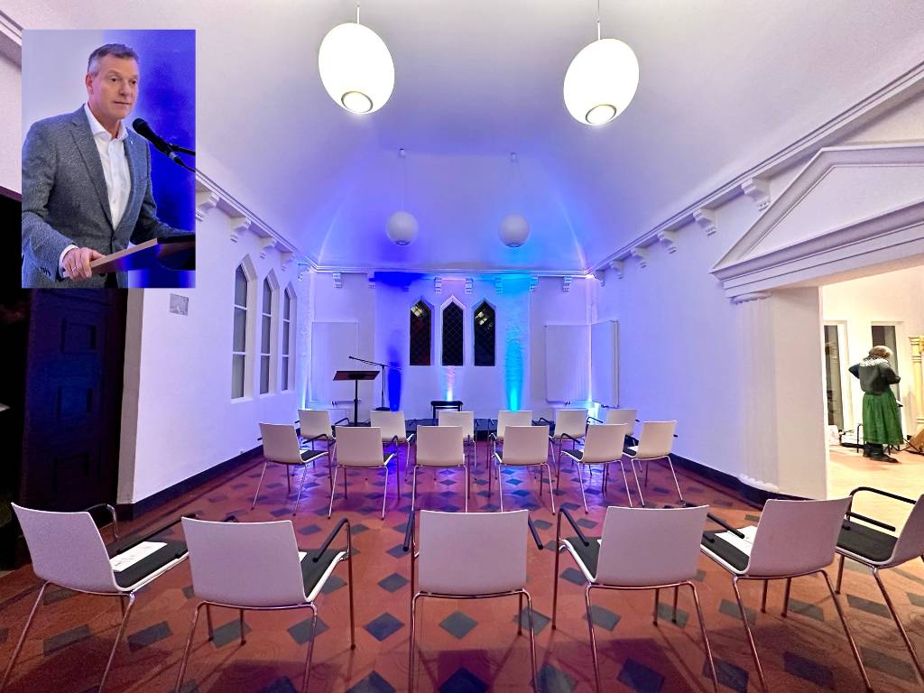 In seinem Grußwort zur Einweihung der Friedhofskapelle lobte Bürgermeister Christoph Tesche die gelungene und denkmalschutzgerechte Sanierung des Gebäudes. Fotomontage: Stadt RE