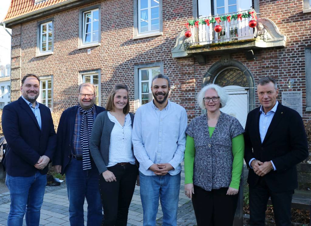 Bürgermeister Christoph Tesche (r.) stellte das Angebot zusammen mit dem Sozialdezernenten Dr. Sebastian Sanders (2.v.l.) im Haus der Bildung zusammen mit dem Team „Sozialberatung“ (v.r.) Silke Bellmann, Henry Abinah, Britta Boermann und Marcel Rübenstahl vor. Foto: Stadt RE  
