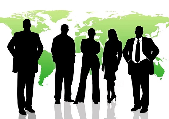 Gruppe Menschen vor Weltkarte - Foto: pixabay