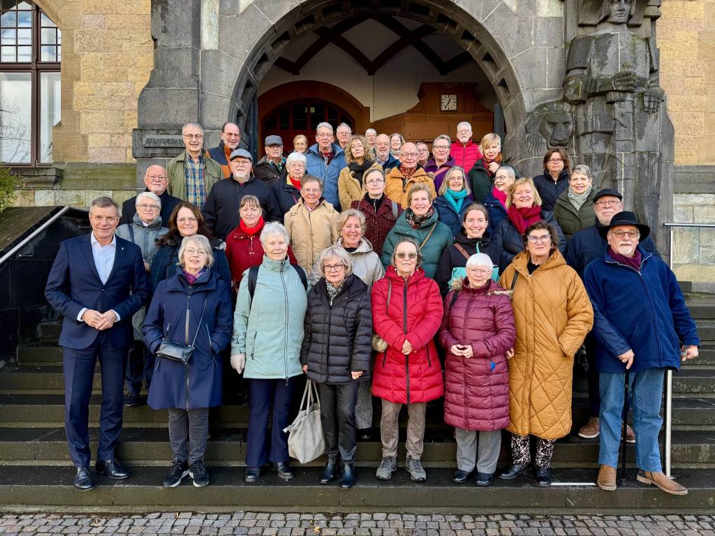 Chorleute auf der Rathaustreppe