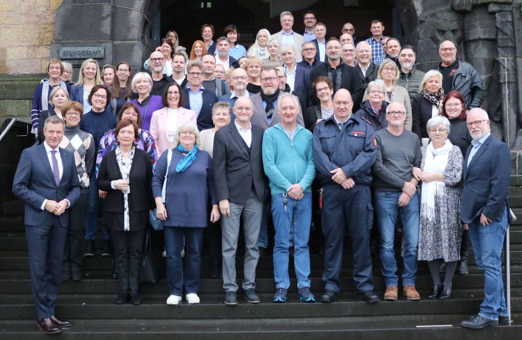 Bürgermeister Christoph Tesche (vorne links) nahm gemeinsam mit dem Personalratsvorsitzenden Michael Kurpisz (vorne rechts) Ehrungen und Verabschiedungen von Mitarbeiter*innen der Stadtverwaltung vor. Foto: Stadt RE