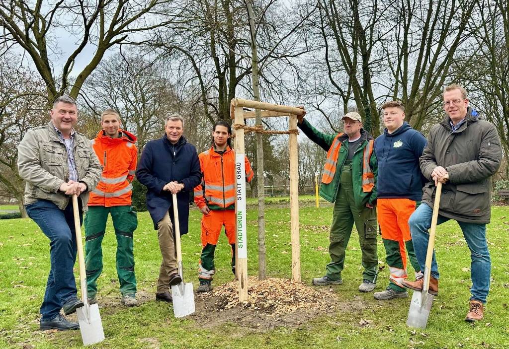 Gemeinsam mit Azubis des KSR sowie Stefan Frackowiak (r./stellv. FB-Leiter Mobilität, Stadtgrüne und Straßenbau) und KSR-Bereichsleiter Stefan Klinger (l.) präsentierte Bürgermeister Christoph Tesche im Erlbruch-Park den „Baum des Jahres“. Foto: Stadt RE