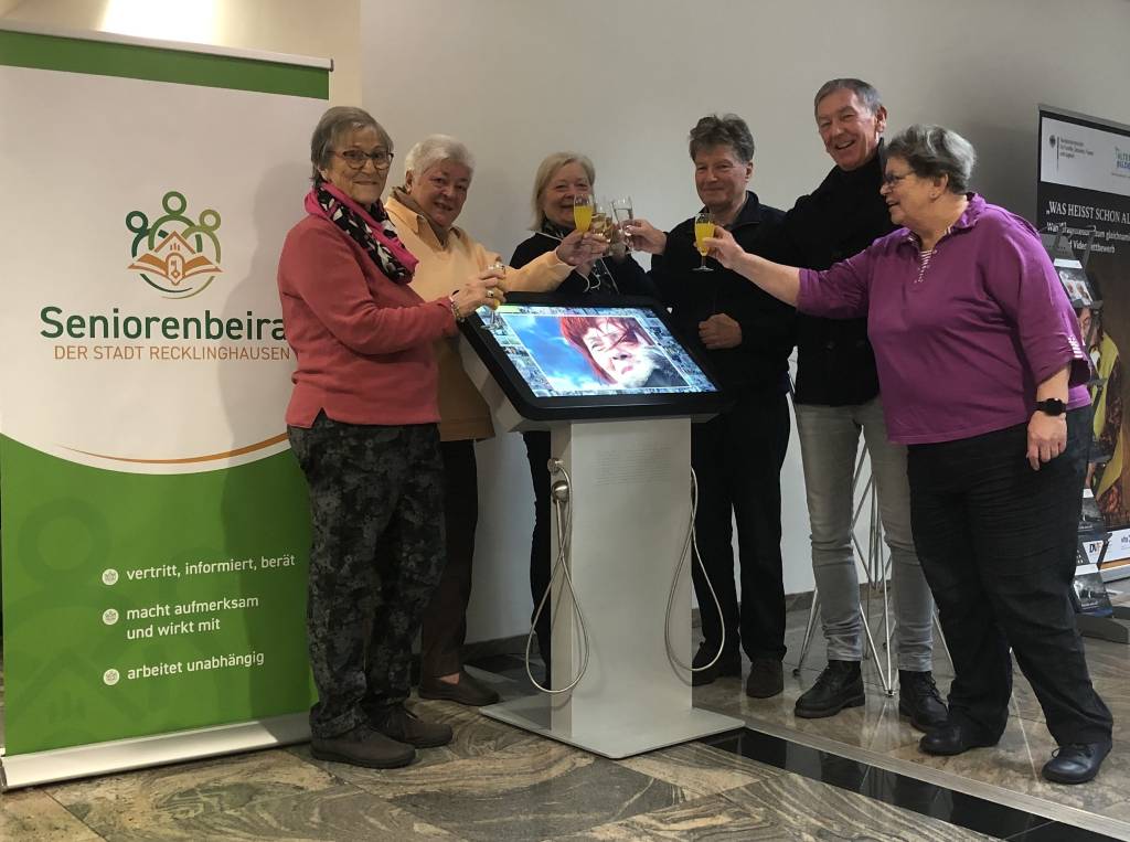 Seniorenbeirat stößt auf Ausstellung an. 
