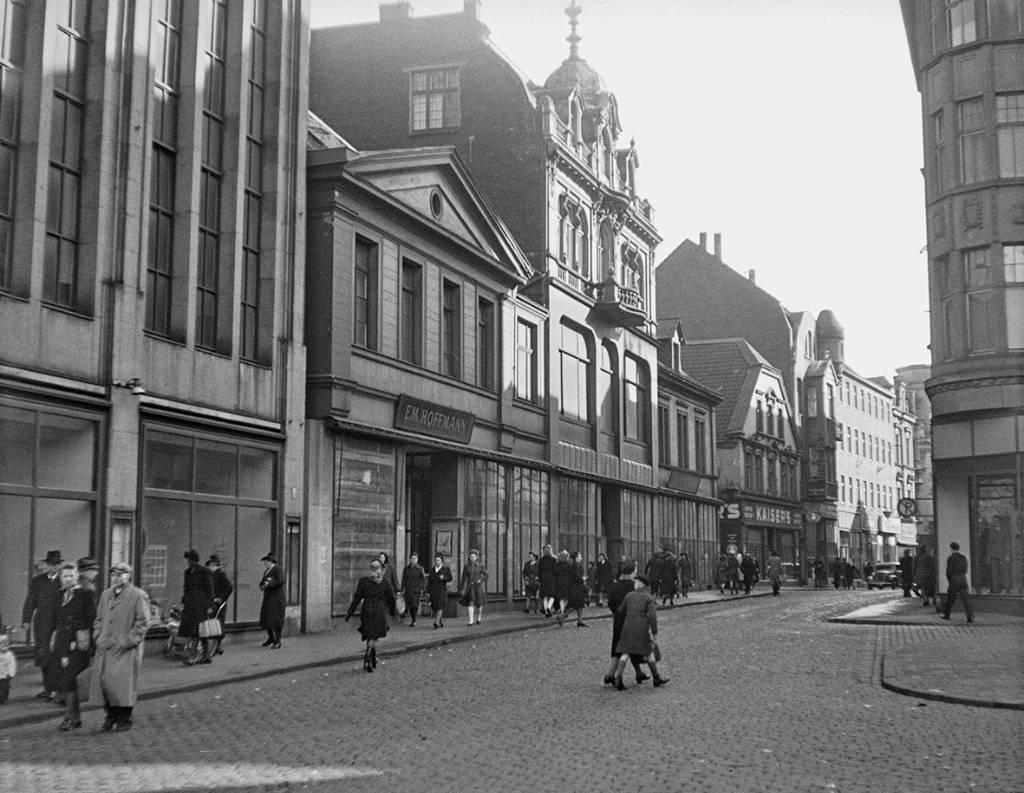 Ein Blick vom Recklinghäuser Altstadtmarkt in Richtung Breite Straße. Links im Bild zu sehen ist ein Teil der Fassade des Karstadt-Gebäudes. Das Foto ist um das Jahr 1949 entstanden. Foto: LWL-Medienzentrum für Westfalen
