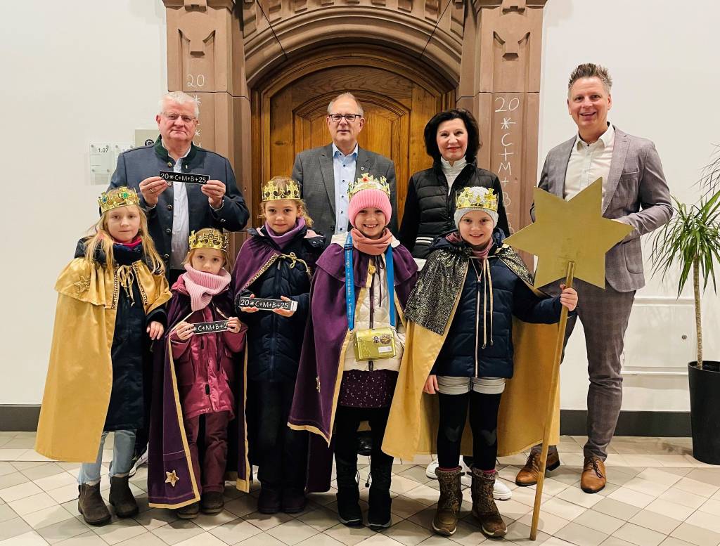Lina (8), Annie (6), Filippa (7), Sophie (7) und Marie (7) (vorne v.l.) besuchten die stellvertretende Bürgermeisterin Marita Bergmaier und den Ersten Beigeordneten Ekkehard Grunwald im Rathaus und erhielten zudem auch eine Spende von Dirk van Buer, Sparkasse Vest Recklinghausen. Begleitet wurden sie von Ulrich Hempel. Foto: Stadt RE