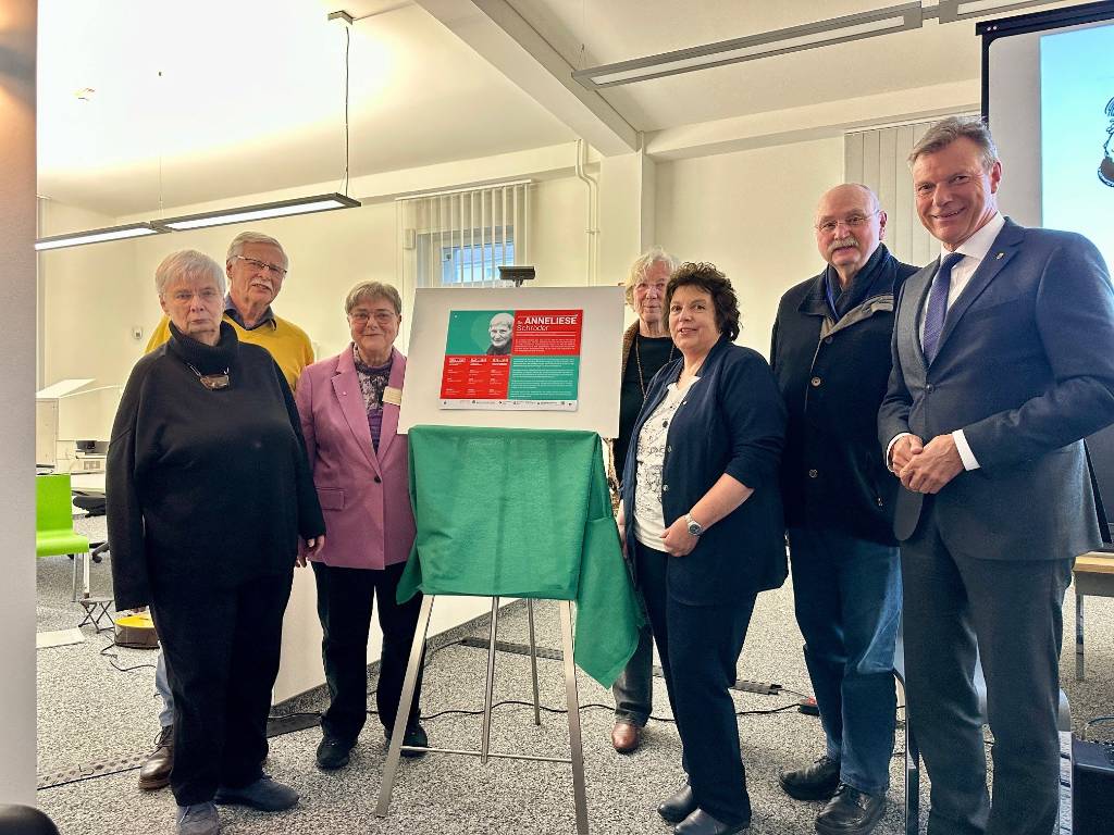 Bürgermeister Christoph Tesche (1.v.r.) enthüllte zusammen mit Vertreter*innen des FrauenRates NRW, des Arbeitskreises Recklinghäuser Frauengeschichte und der Familie von Dr. Anneliese Schröder die Gedenktafel im Institut für Stadtgeschichte. Foto: Stadt RE