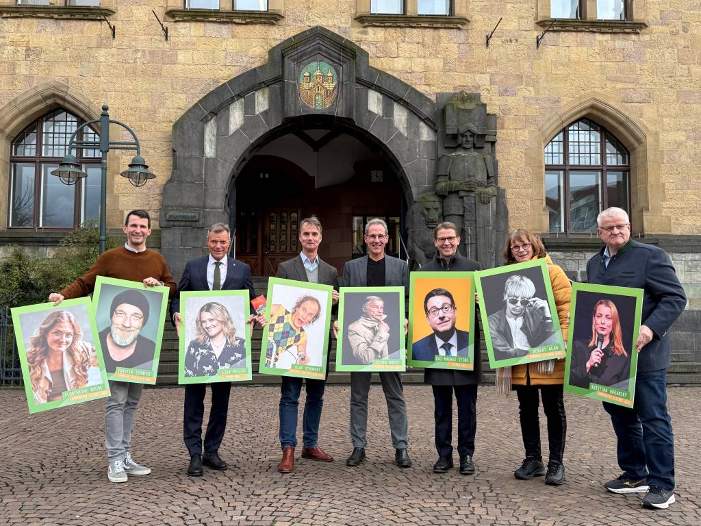Bürgermeister Christoph Tesche (2.v.l.) stellte zusammen mit (v.l.) Marius Ebel (Arena Recklinghausen GmbH), Georg Gabriel (Abteilungsleiter Stadtmarketing), Lars Tottmann (Arena Recklinghausen GmbH), Dr. Michael Schulte (Vorstandsvorsitzender Sparkasse Vest Recklinghausen), Ute Fischdick (Marketing Sparkasse Vest RE) und dem Ersten Beigeordneten Ekkehard Grunwald die diesjährigen Hurz-Preisträger*innen vor. Foto: Stadt RE