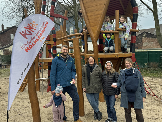 Moritz Rabe, Julia Witt (v.li.) und Maren Trosien (r.) vom Kinderförderverein Hochlarmark e.V haben auf dem Spielplatz Arndtstraße ihre Spielplatzpat*innen-Ausweise entgegengenommen. Mit im Bild sind Janine Burglin (2.v.r.) vom Fachbereich Kinder, Jugend und Familie der Stadtverwaltung sowie Kinder, die auf dem Spielplatz gerne spielen.