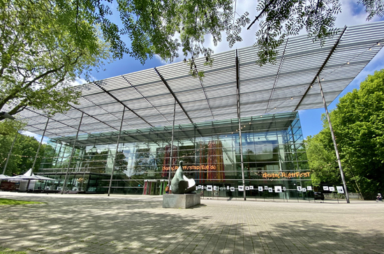 Das Stück Biedermann und die Brandstifter wird im Ruhrfestspielhaus aufgeführt. 