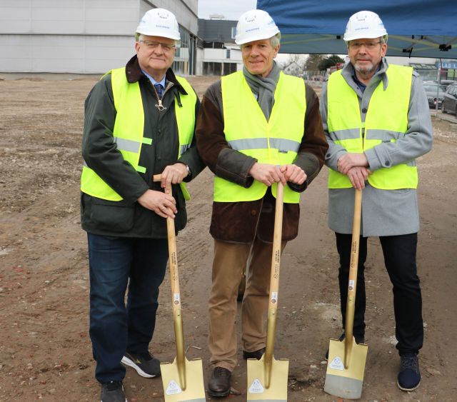 Ekkehard Grunwald (l.) nahm zusammen mit Friedhelm Baumgarten (r.), dem Vorsitzenden des Stadtentwicklungsausschusses, am Spatenstich des neuen Logistikzentrums der Firma Schloemer am Wetterschacht teil. Das Recklinghäuser Familienunternehmen wurde viele Jahre von Gerd Cöster (Mitte) geleitet. Foto: Stadt RE