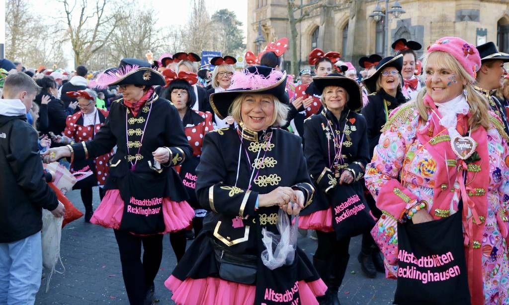 Die Altstadtblüten waren beim Rosenmontagszug mit einer Fußgruppe vertreten. 