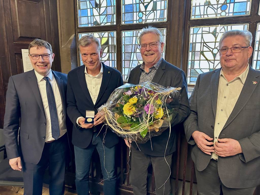 Überraschungsbesuch aus Schmalkalden: Bürgermeister Thomas Kaminski, Ex-Bürgermeister Bernd Gellert und Ratsherr Klaus-Dieter Kaiser übergaben an Christoph Tesche die Ehrenmedaille. Foto: Stadt RE