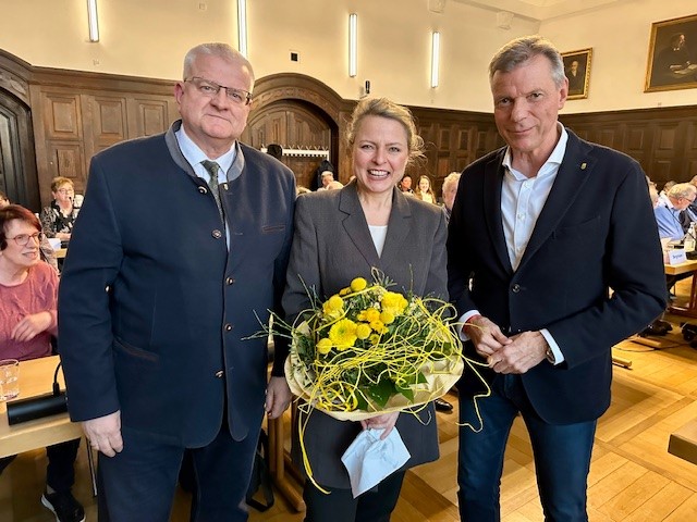 Blumen gab es für die neue Kämmerin Silke Ehrbar-Wulfen nach ihrer Wahl von Bürgermeister Christoph Tesche und dem Ersten Beigeordneten Ekkehard Grunwald. Foto: Stadt RE