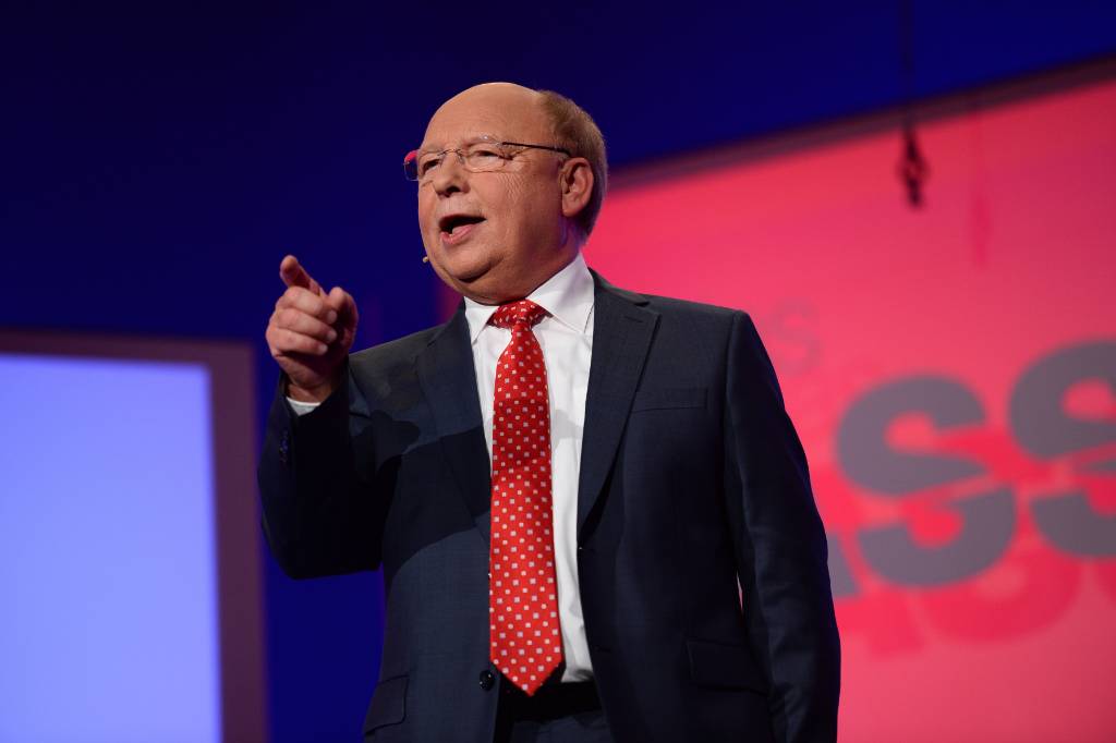 Hans-Joachim Heist erh&auml;lt den &bdquo;Ehren-Hurz&ldquo;. Er ist deutschlandweit bekannt in seiner Rolle als Gernot Hassknecht in der &bdquo;heute-show&ldquo;. Foto: ZDF/Willi Weber
