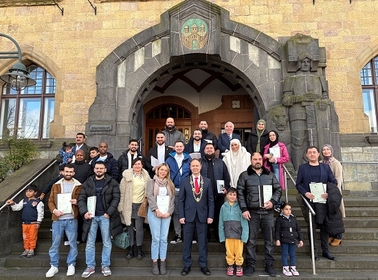Gruppenfoto vor dem Rathaus