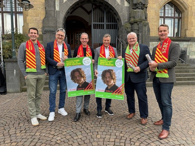 Vor dem schönsten Rathaus von NRW präsentierten Marius Ebel (Arena RE GmbH), Fachbereichsleiter Hendrik Eßers, Lars Tottmann (Arena RE GmbH), Bürgermeister Christoph Tesche, Erster Beigeordneter Ekkehard Grunwald und Georg Gabriel (Abteilungsleiter Stadtmarketing/v.l.) den Top-Act des Hansetages. Michael Schulte spielt am 5. Juli ein kostenloses Konzert auf dem Rathausplatz. Foto: Stadt RE