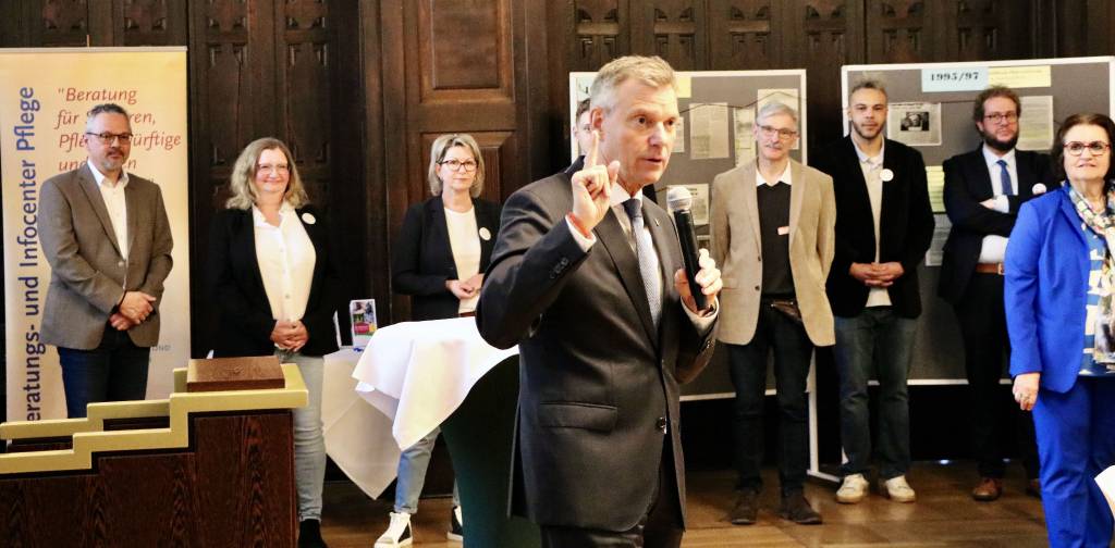 Bürgermeister Christoph Tesche begrüßte zu Beginn der Feier zu „50 Jahre Soziale Beratungsleistungen“ im Ratssaal die Anwesenden. Foto: Stadt RE