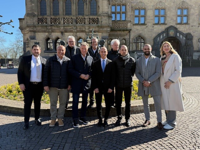 Vor dem schönsten Rathaus von NRW formierten sich um die Bürgermeister Christoph Tesche und Amihai Ben Shlush Vertreter*innen der Stadtverwaltungen Recklinghausen und Akko zu einem Erinnerungsfoto. Foto: Stadt RE