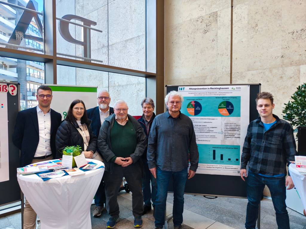 Sie engagieren sich für besseren Schutz vor Hitze (v.li.): Felix Sprenger (Klimaanpassungsmanager Stadt RE), eine Besucherin, Christopher Behrenspöhler (DRK), Gerhard Kmoch und Norbert Jandt (Stadt RE) sowie Michael Cirkel und L. Leonard (IAT). Foto: Lennard Schellenberger