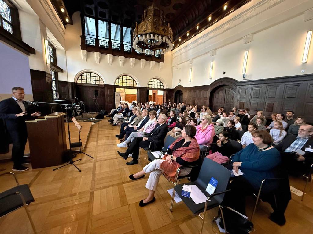 Voll besetzt war der Sitzungssaal im Rathaus bei der Verleihung des Dr.-Selig-Auerbach-Preises.