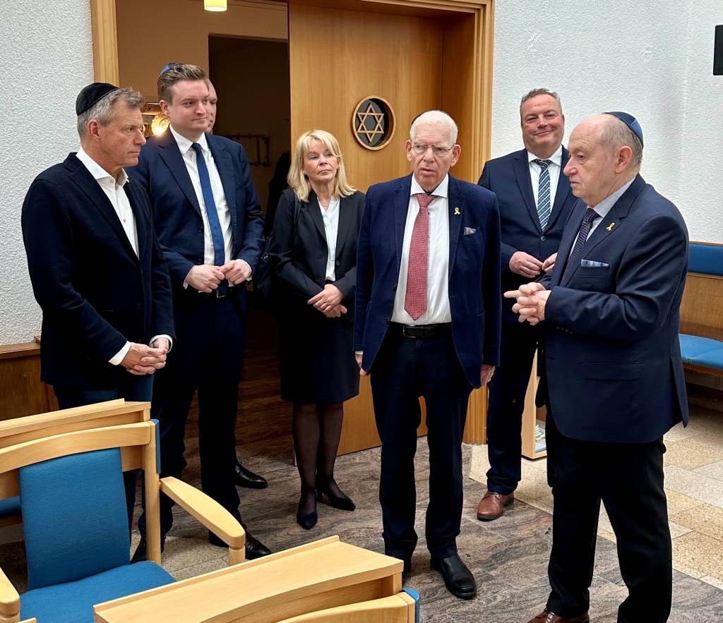 Gemeinsam mit dem Gemeindevorsitzenden Dr. Mark Gutkin (r.) begrüßten Christoph Tesche, Michael Breilmann, Friederike Zurhausen und Bodo Klimpel Dr. Josef Schuster in der Synagoge. Foto: Stadt RE